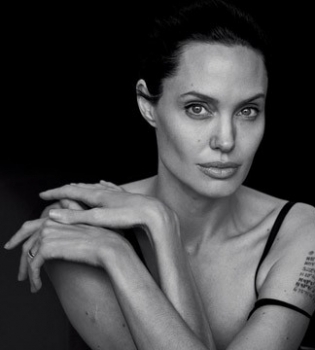 СМИ: Анджелина Джоли сделала три новые татуировки