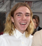 Никакого контроля: сын Мадонны и Гая Ричи перестал ходить в школу и начал курить