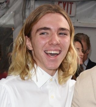 Никакого контроля: сын Мадонны и Гая Ричи перестал ходить в школу и начал курить