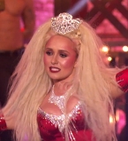 Видео: сексуальная Хайден Панеттьери в образе Кристины Агилеры взорвала публику