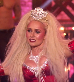 Видео: сексуальная Хайден Панеттьери в образе Кристины Агилеры взорвала публику