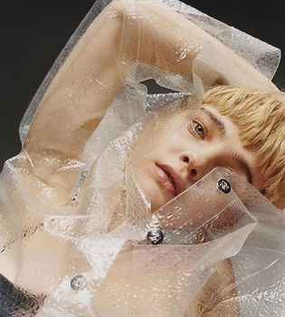 Не узнать: Наталья Водянова обескуражила публику новой фотосессией для Pop Magazine