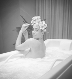 Настоящая шалунья: Даша Астафьева опубликовала новые фото в стиле ню