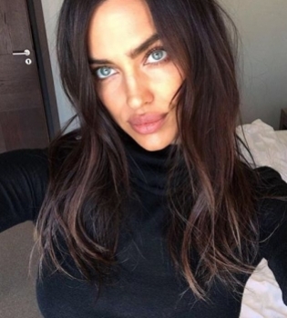 Соблазнительные красотки: Ирина Шейк опубликовала селфи с Пенелопой Крус