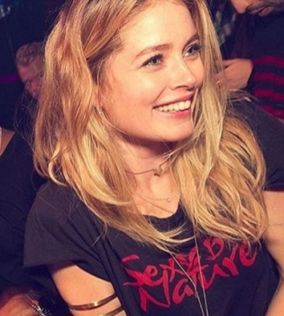 Воспоминания с детства: Даутцен Крус поделилась раритетным снимком