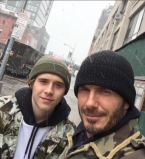 Мужчины на кухне: Дэвид и Бруклин Бекхэм готовят блины для всей семьи