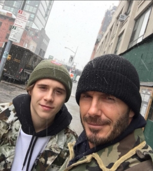 Мужчины на кухне: Дэвид и Бруклин Бекхэм готовят блины для всей семьи