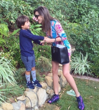 Видео: 5-летний сын Миранды Керр и Орландо Блума играет на пианино