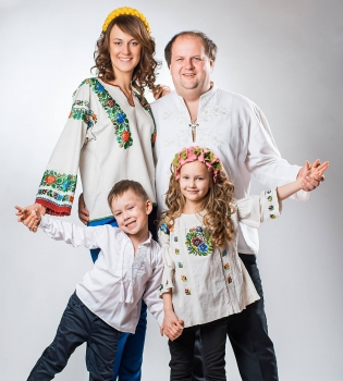 Виктор Бронюк с женой и детьми