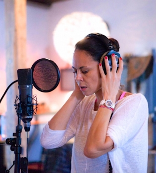 Новая звезда: жена Виталия Кличко выпустила первый клип