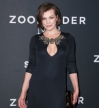 Молодая мама Милла Йовович вышла в свет без нижнего белья