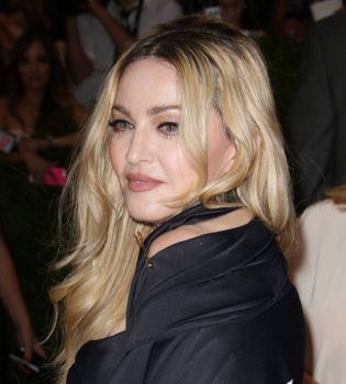 Неожиданно: Мадонна растрогала публику совместным фото с детьми