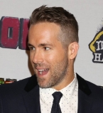 Райан Рейнольдс признан самым сексуальным папой в мире