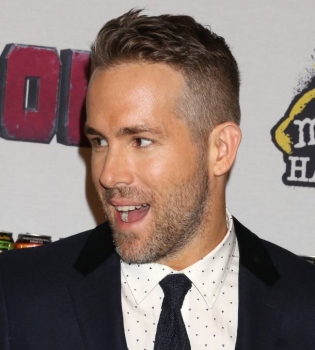 Райан Рейнольдс признан самым сексуальным папой в мире