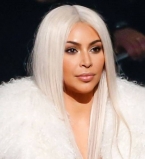 Сексуальная блондинка: Ким Кардашьян обескуражила публику своим появлением на показе