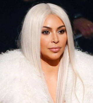 Сексуальная блондинка: Ким Кардашьян обескуражила публику своим появлением на показе