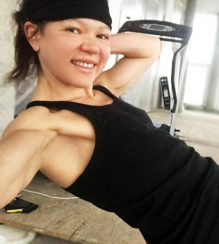 Стиль жизни: Руслана продемонстрировала накачанное тело во время тренировок