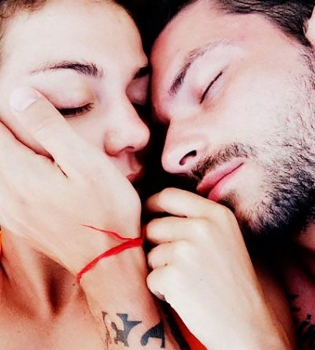 Анна Седокова с любимым мужчиной и дочками отмечают День всех влюбленных