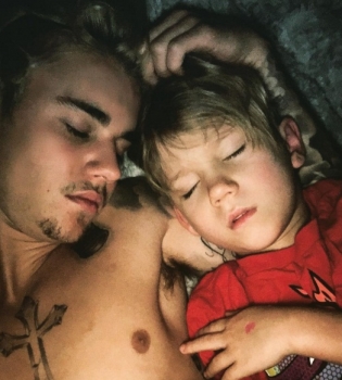 Семейное время: Джастин Бибер наслаждается выходными с младшим братом