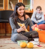 Санта Димопулос создала свою программу здорового питания: мокрые чипсы, салат из кабачка и коллективная &quot;планка&quot;