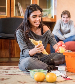 Санта Димопулос создала свою программу здорового питания: мокрые чипсы, салат из кабачка и коллективная &quot;планка&quot;