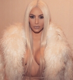 Звездные секреты: Ким Кардашьян рассказала о том, как добиться идеального декольте