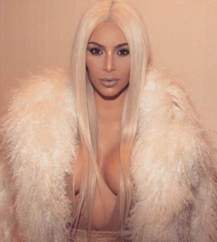 Звездные секреты: Ким Кардашьян рассказала о том, как добиться идеального декольте