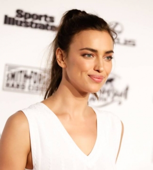 Короче не бывает: Ирины Шейк блистает на публике в мини-платье Azzedine Alaila