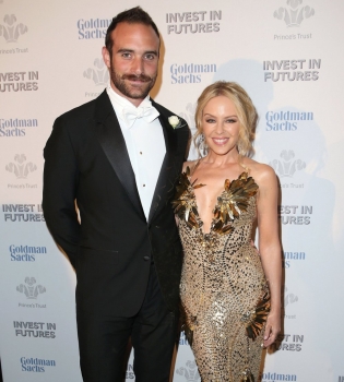 47-летняя Кайли Миноуг выходит замуж за своего 27-летнего возлюбленного