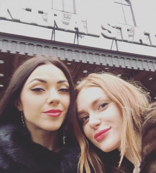 Вика из &quot;Неангелов&quot; попробовала себя в роли мамы