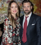 Не скрывая чувств: Оливия Уайлд вышла в свет вместе со своим мужем