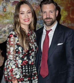 Не скрывая чувств: Оливия Уайлд вышла в свет вместе со своим мужем