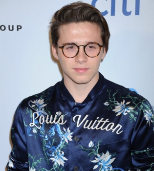 Сказочный день рождения: Бруклин Бекхэм отпраздновал 16-летие своей девушки в Диснейленде