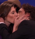 Вспомнив молодость: звезды &quot;Теории большого взрыва&quot; показали страстный поцелуй