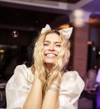 Вера Брежнева перекрасила волосы в розовый цвет