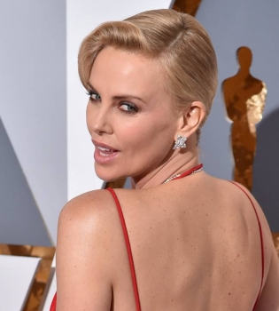Ставка на декольте: Шарлиз Терон, Оливия Уайлд и другие соблазнительницы церемонии &quot;Оскар&quot;