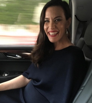 Беременна и счастлива: Лив Тайлер впервые показала округлившийся живот