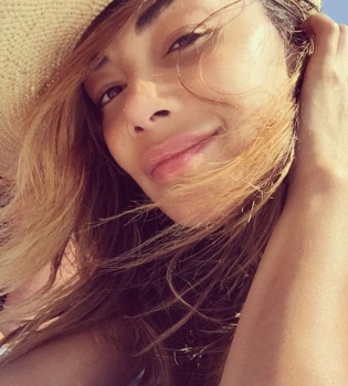 В ожидании лета: соблазнительная Николь Шерзингер позирует в бикини