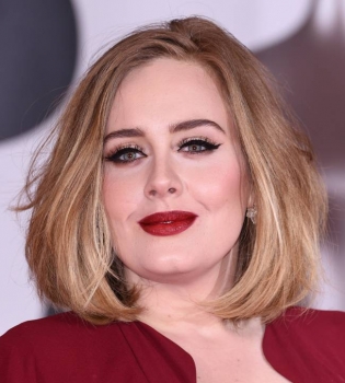 Невероятно трогательно: Адель помогла поклоннице сделать предложение возлюбленному