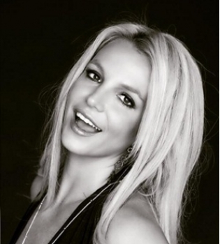 Бритни Спирс снялась сразу для трех юбилейных обложек V Magazine