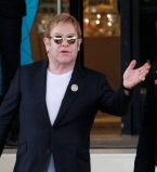 Строгий отец: Элтон Джон заявил, что оставит сыновей без наследства