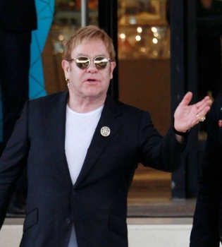 Строгий отец: Элтон Джон заявил, что оставит сыновей без наследства