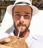 Сын Арнольда Шварценеггера закрутил роман с 19-летней моделью