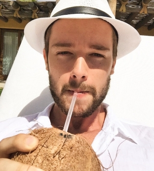 Сын Арнольда Шварценеггера закрутил роман с 19-летней моделью