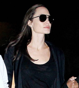 Фотофакт: вместо &quot;Оскара&quot; Анджелина Джоли путешествует с детьми