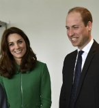 Всегда приветливы и прекрасны: Кейт Миддлтон и принц Уильям с официальным визитом посетили госпиталь