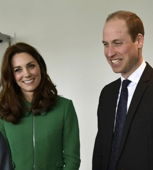 Всегда приветливы и прекрасны: Кейт Миддлтон и принц Уильям с официальным визитом посетили госпиталь