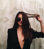 Смело: Селена Гомес обескуражила публику глубоким декольте