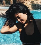 Сексуальная Кайли Дженнер поделилась с поклонниками новыми фото в купальнике