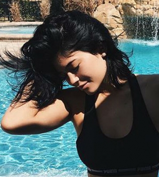 Сексуальная Кайли Дженнер поделилась с поклонниками новыми фото в купальнике